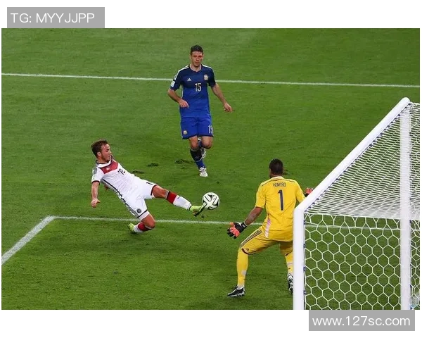 足球锁孔的秘密揭示了比赛背后的战术与心理博弈